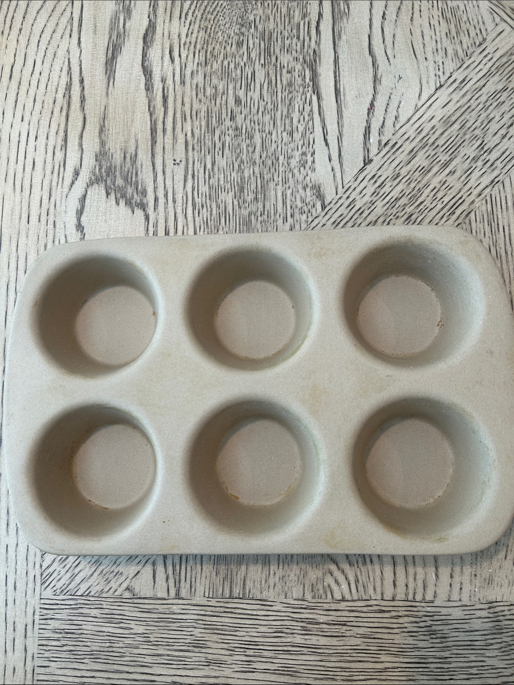 The Pampered Chef 6-Cup Muffin pan in Light Beige